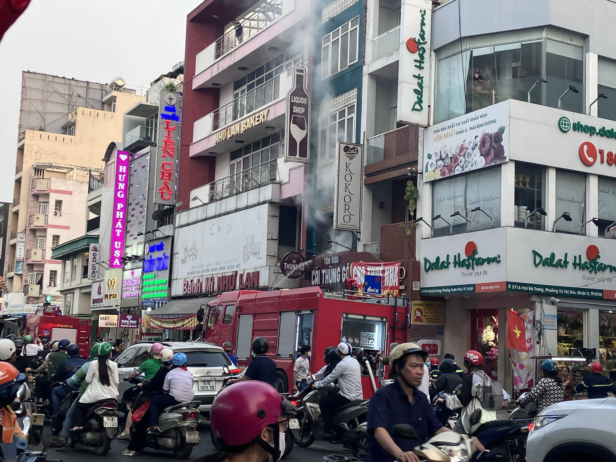 Cháy tiệm rượu ở trung tâm TPHCM vào giờ tan tầm - Ảnh 1.