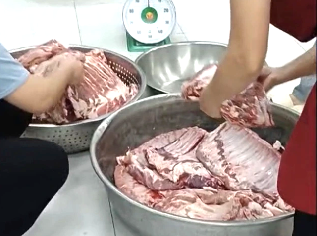 Chính quyền vào cuộc vụ thịt lợn không đảm bảo định tuồn vào trường học插图1 thit.png