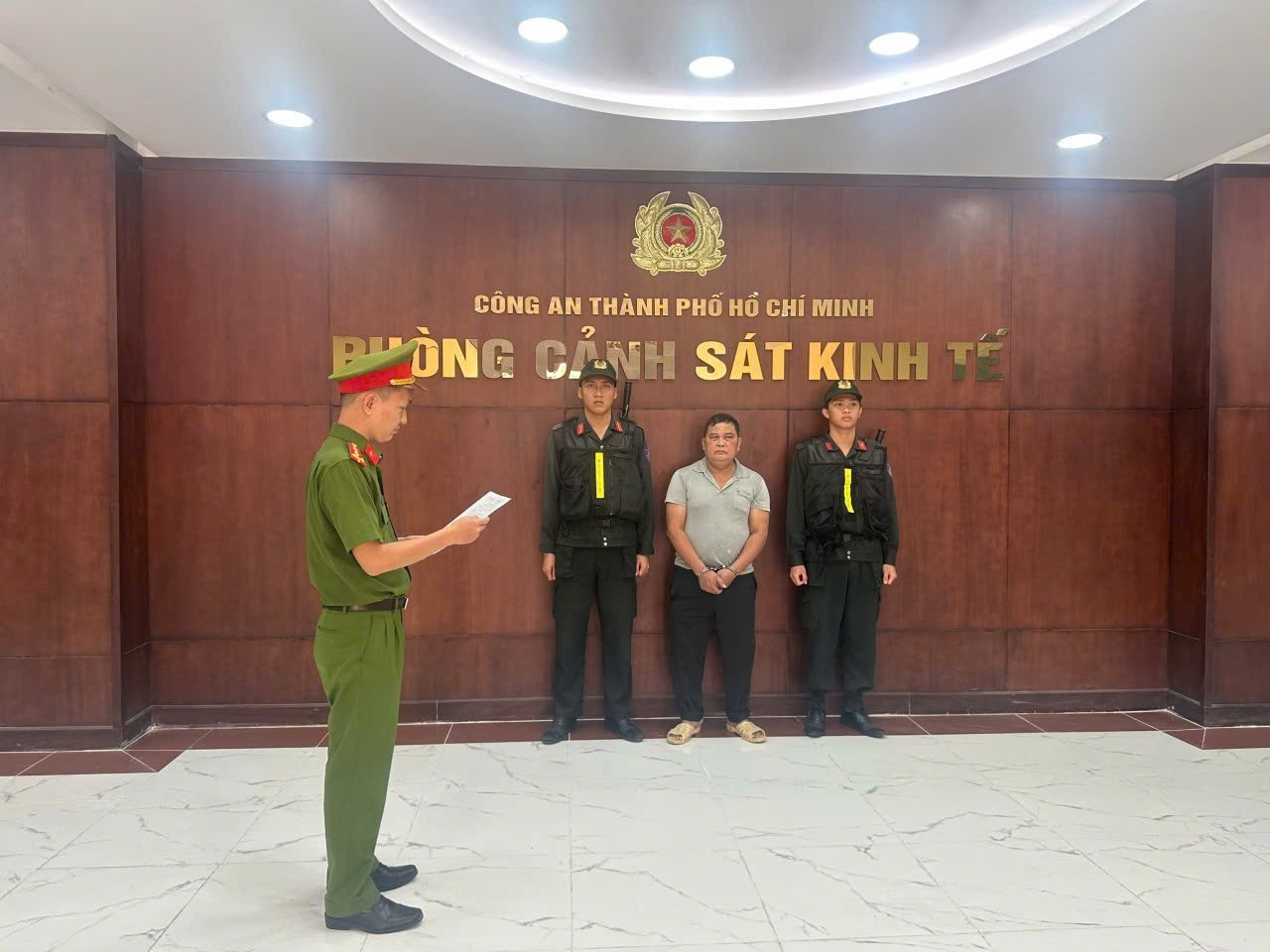 Công an TPHCM bắt nhóm người đột nhập chùa trộm 11 con rùa - Ảnh 1.