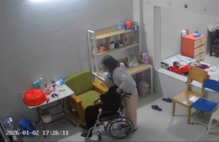 Hình ảnh nữ giúp việc bạo hành cụ bà ngồi trên xe lăn.