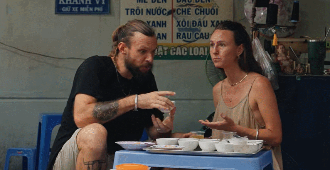 khach Tay an che mam o TPHCM.gif