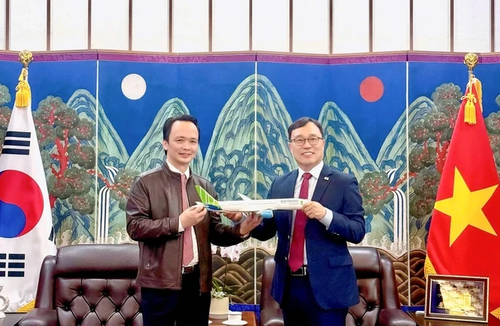 Ông Trịnh Văn Quyết tái xuất插图 Ông Trịnh Văn Quyết (trái) tại buổi làm việc giữa FLC, Bamboo Airways và Đại sứ quán Hàn Quốc tại Việt Nam. (Ảnh: Tập đoàn FLC)