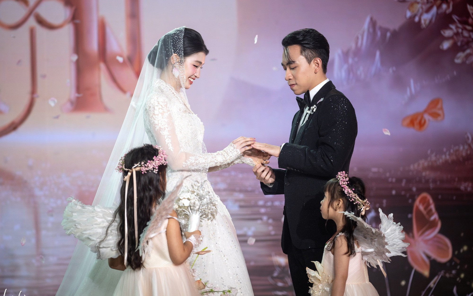 Khoảnh khắc ấn tượng trong đám cưới Á hậu Phương Nhi và thiếu gia Minh Hoàng