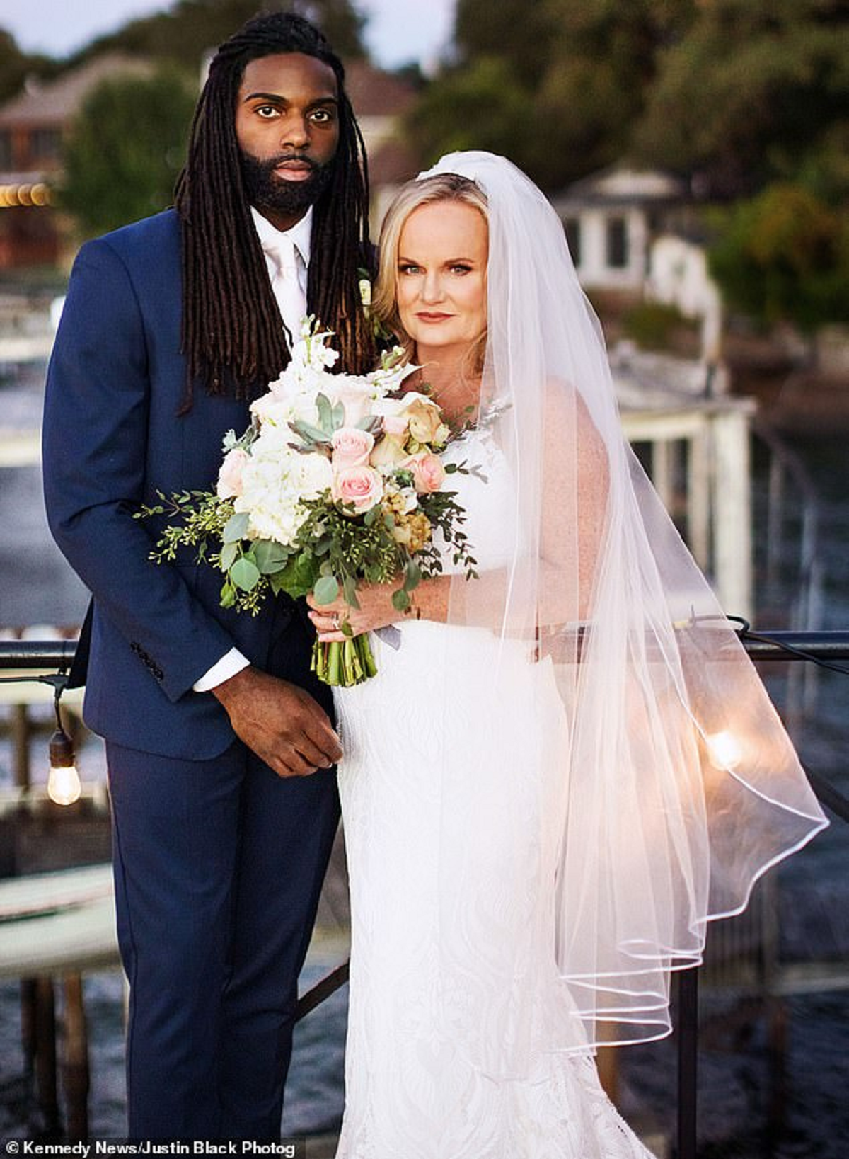 Bà cô 54 tuổi lấy trai trẻ kém 21 tuổi, sau đám cưới cái kết bất ngờ - Ảnh 1.