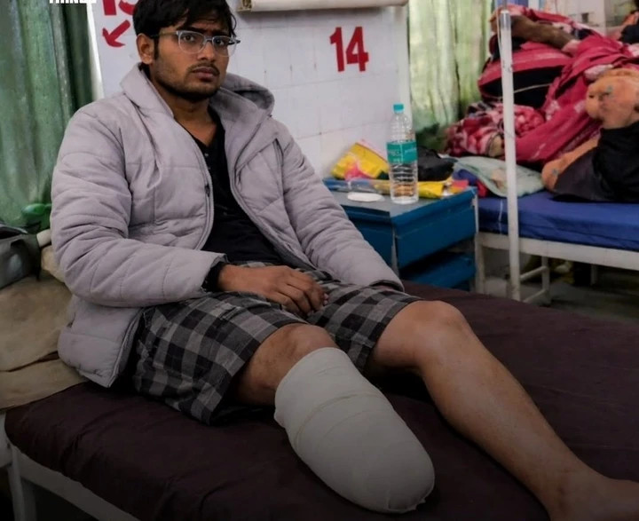 Suraj tự cắt chân phải để được xét tuyển diện người khuyết tật.