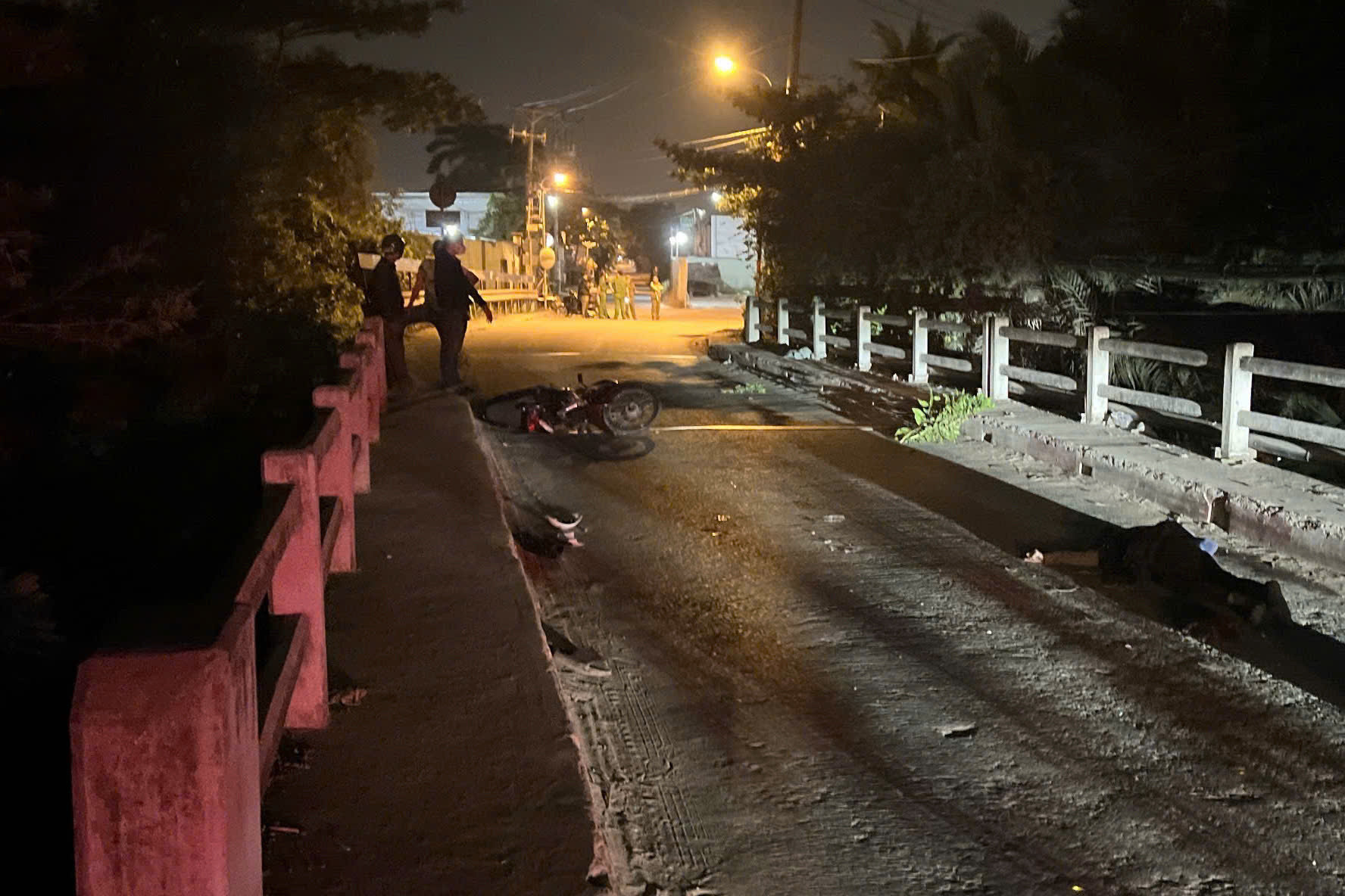 Điều tra nguyên nhân nam thanh niên tử vong trên cầu Chùm Chụp tại TPHCM - Ảnh 1.