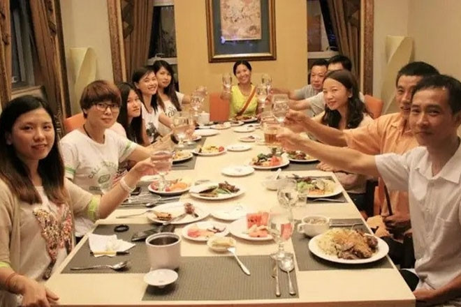 Bị khinh thường vì đi họp lớp mặc đồ công nhân, người đàn ông khiến bạn xấu hổ插图1 Bị khinh thường vì đi họp lớp mặc đồ công nhân, người đàn ông khiến bạn xấu hổ插图1