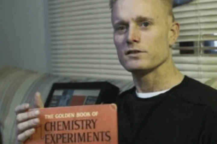 David Hahn chụp ảnh cùng cuốn