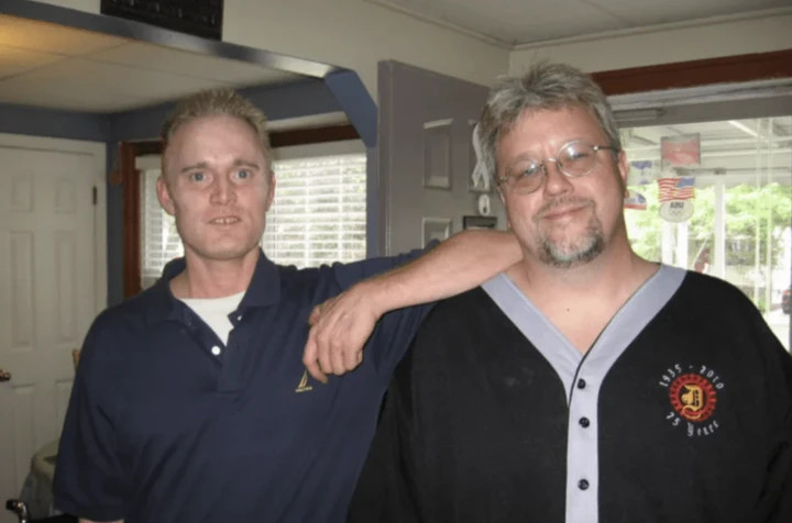 Tự chế lò phản ứng hạt nhân, suýt làm cả khu phố nhiễm phóng xạ插图2 David Hahn (trái) vẫn mong muốn tiếp tục các nghiên cứu hạt nhân. (Nguồn: ATI)