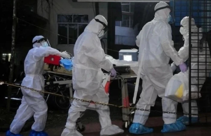 Một bệnh nhân được các bác sĩ xác định nhiễm virus Nipah được chuyển vào khoa hồi sức tích cực (ICU) của khu cách ly Nipah năm 2024. (Ảnh: Reuters)