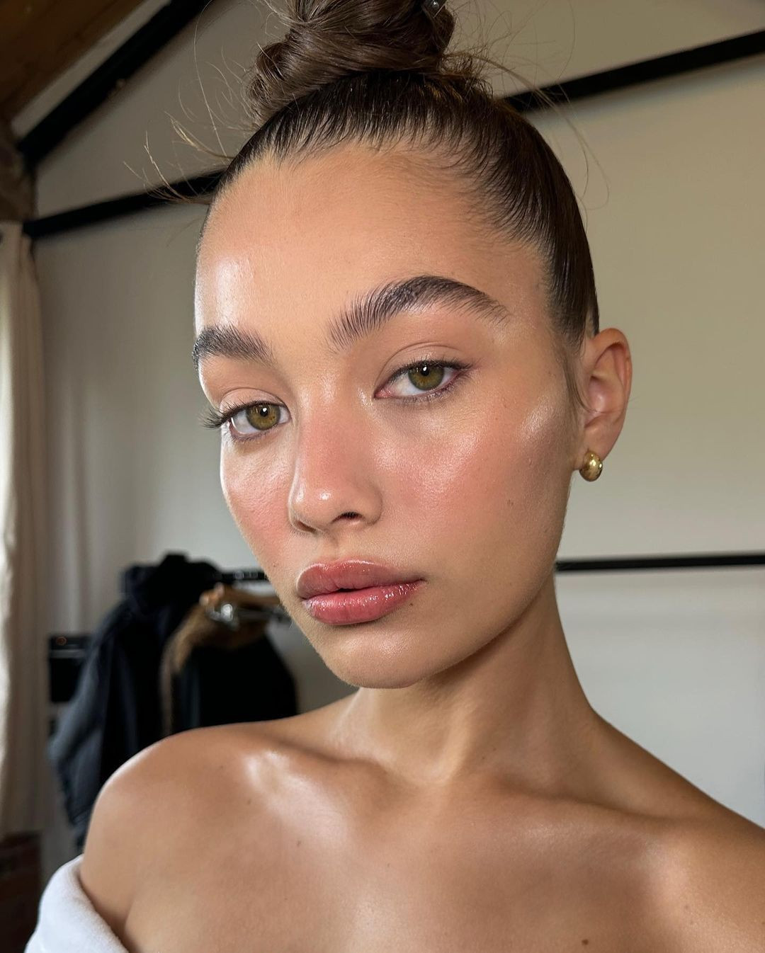 Những loại kem dưỡng ẩm có thành phần như axit hyaluronic, bơ hạt mỡ hoặc glycerin, chúng giúp cung cấp độ ẩm sâu và tạo lớp nền hoàn hảo cho bạn.