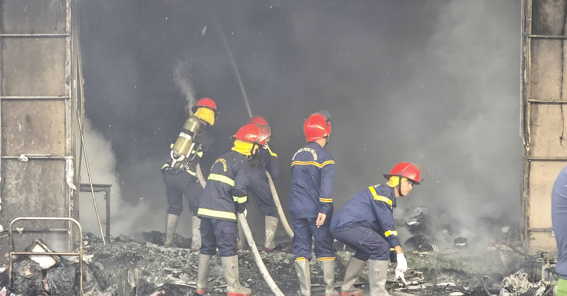 Cháy lớn tiệm bánh giữa ngã tư ở TPHCM, nhiều tài sản bị thiêu rụi插图2