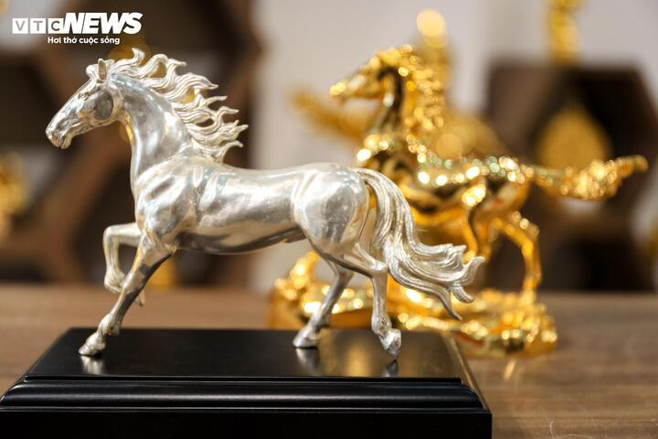 Đáng chú ý, một cửa hàng trên phố Ô Chợ Dừa (Hà Nội) giới thiệu một sản phẩm khác đặc biệt, đó là tượng ngựa được đúc bằng bạc nguyên khối.