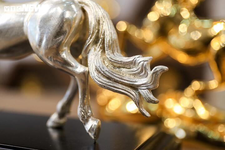 Chiêm ngưỡng tượng ngựa đúc từ gần 17 cây bạc, giá gần trăm triệu đồng - 4