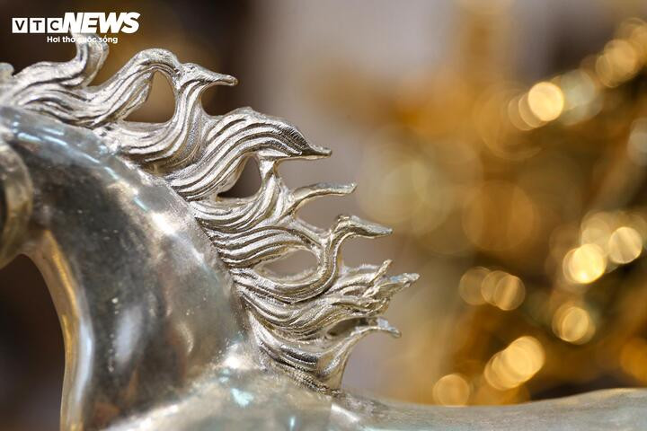 Anh Huy chia sẻ, khó nhất của sản phẩm nằm ở khâu thiết kế, phác thảo, để làm nên thần thái của con giáp của năm. Tổng thời gian hoàn thiện một tác phẩm kéo dài khoảng 4 tháng, trong đó công đoạn đúc bạc đòi hỏi kỹ thuật cao và phức tạp hơn so với đúc đồng.