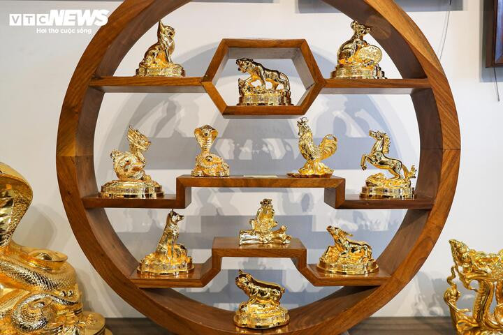 Bộ tượng linh vật 12 con giáp mạ vàng 24K, có giá 48 triệu đồng, cũng đang thu hút sự quan tâm của nhiều khách hàng.