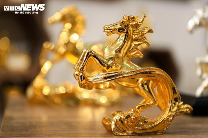 Chiêm ngưỡng tượng ngựa đúc từ gần 17 cây bạc, giá gần trăm triệu đồng - 9