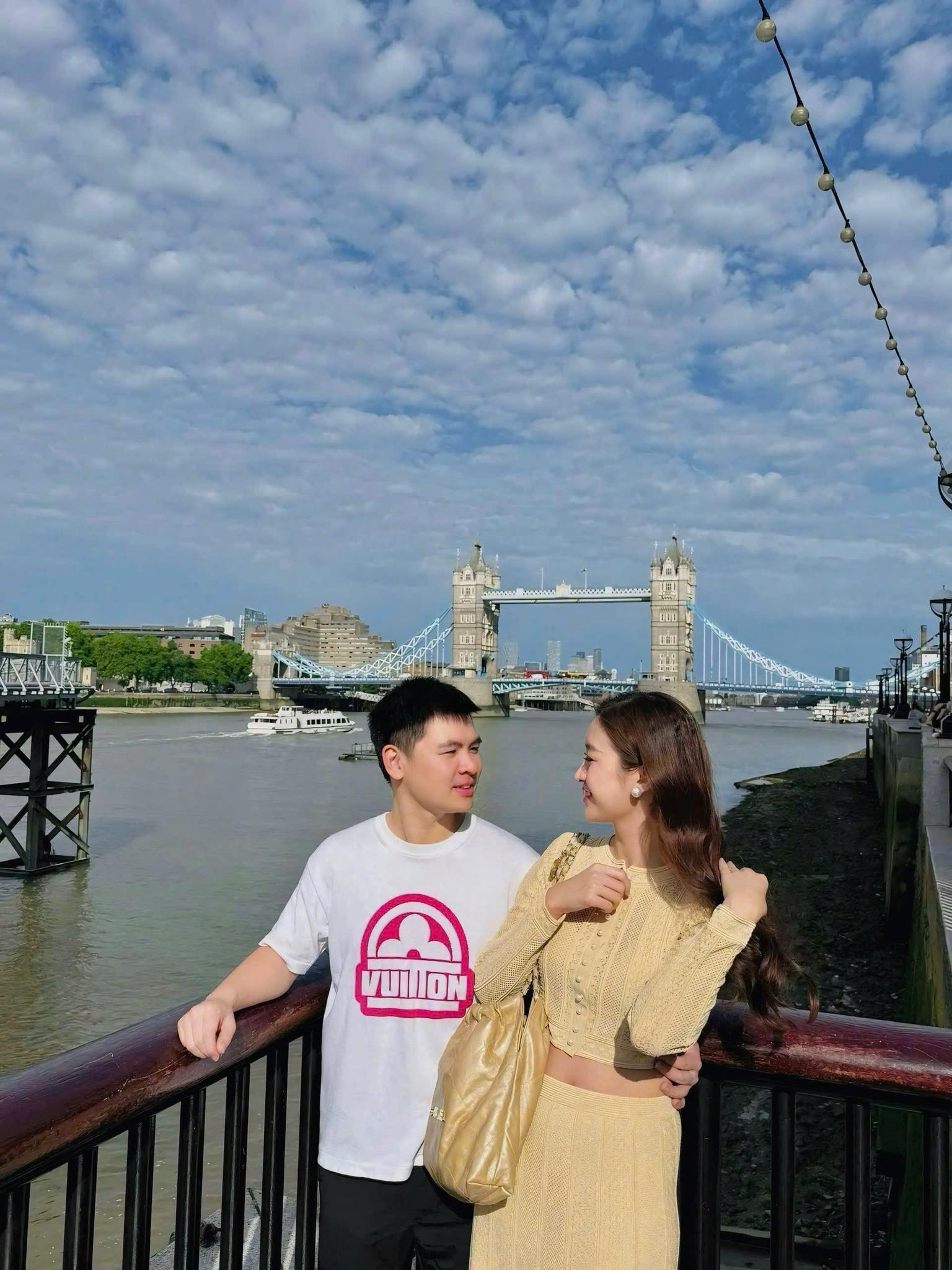 Chồng Đỗ Mỹ Linh gây sốt với câu nói tình tứ trong chuyến du lịch London - Ảnh 2.