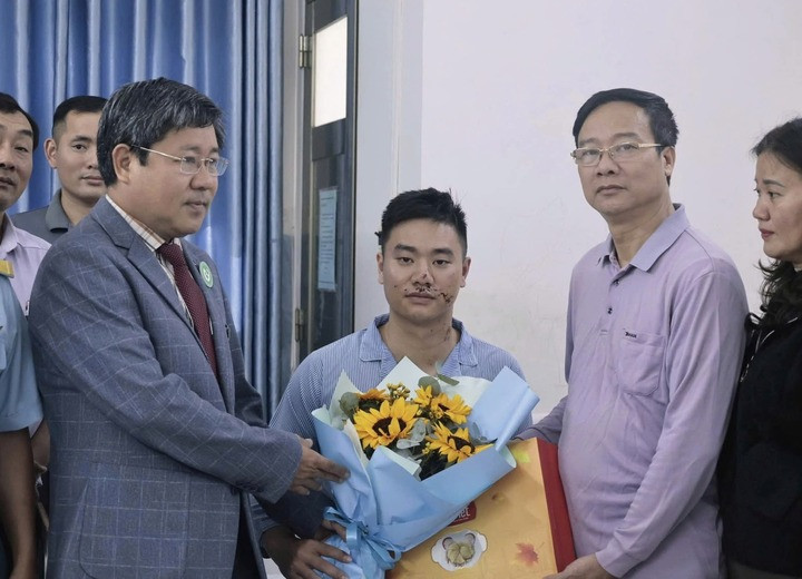 Lãnh đạo Bệnh viện đa khoa Phú Yên tặng hoa chúc mừng Trung úy phi công xuất viện.