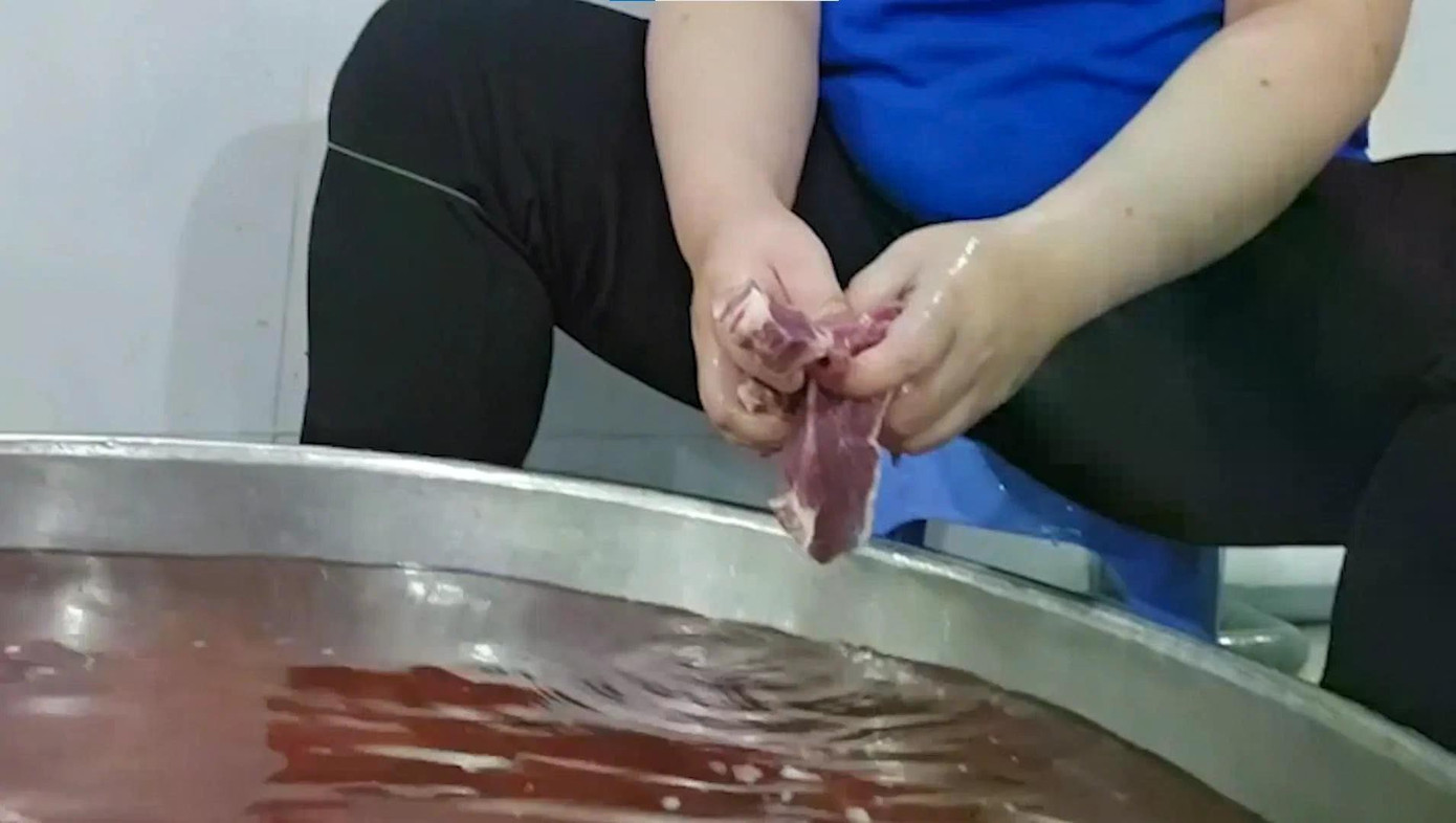 Nhiều trường học ở TPHCM ngưng suất ăn bán trú vì nghi dùng thịt hết hạn插图 940437b1d9d1578f0ec0-1456-1.jpg