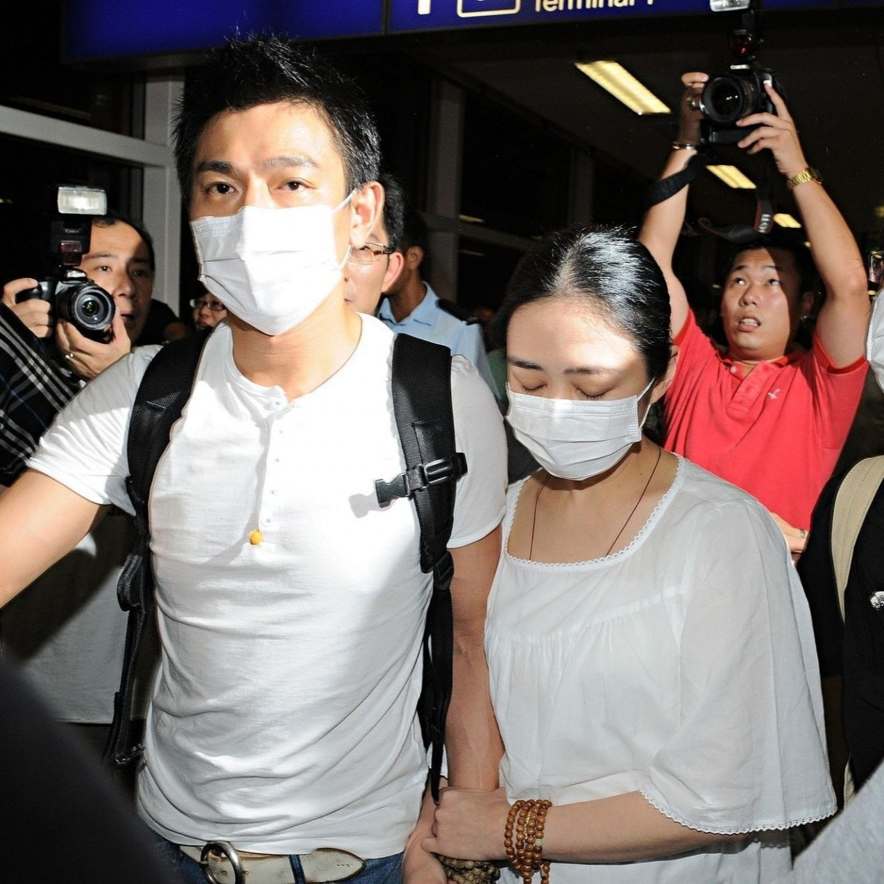 Vợ diễn viên Lưu Đức Hoa chui gầm xe trốn fan cuồng插图1 Vz8TnyrrI 5G8DpAxDt2HkziQJl0 myVaCwLvWgsC70.jpg