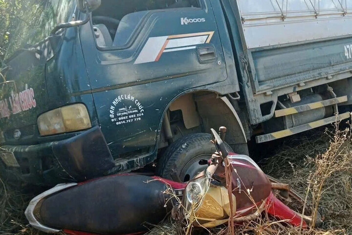 Xe tải không người lái tự trôi tông bé gái 10 tuổi tử vong ở Đắk Lắk插图 Hiện trường vụ tai nạn. (Ảnh: TD)