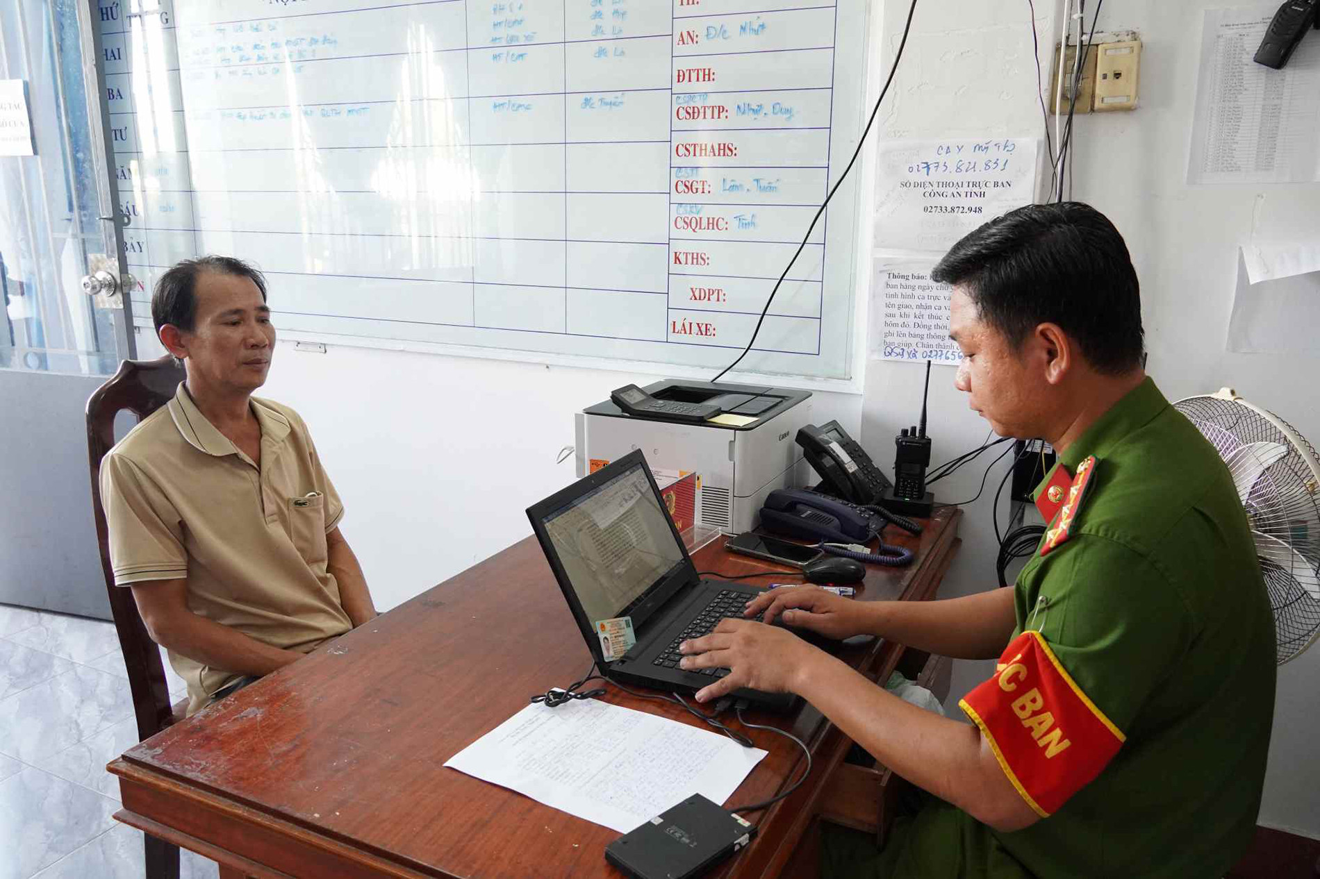 Đối tượng Nguyễn Công Tùng ra đầu thú tại Công an xã Mỹ Thọ sau 1 giờ gây án.JPG