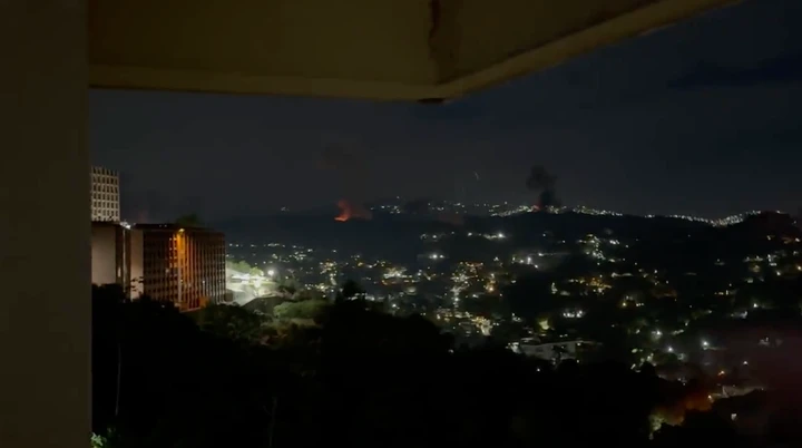 Cột khói lớn bốc lên từ phía thủ đô Venezuela. (Ảnh chụp màn hình)