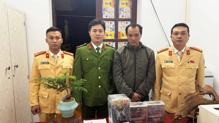 Tài xế Hoàng Văn T. cùng 3 bệ pháo hoa nổ không rõ nguồn gốc. (Ảnh: Công an Hưng Yên)