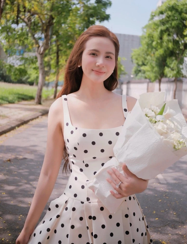 Phan Minh Huyền sinh năm 1990, thường được biết đến với cái tên Huyền Lizzie. Cô từng tham gia cuộc thi Miss Teen 2009 và là một trong những hot girl đời đầu ở Hà Nội.