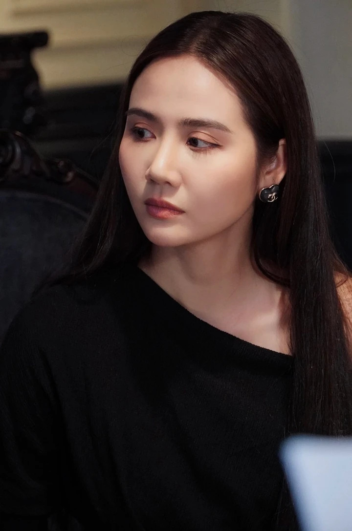 Tái xuất với vai nữ tổng tài đã có gia đình, Phan Minh Huyền ưu tiên những bộ đồ công sở kín đáo, màu trung tính, ít phụ kiện. Kiểu tóc, trang điểm của cô cũng hướng đến sự tối giản, sang trọng.