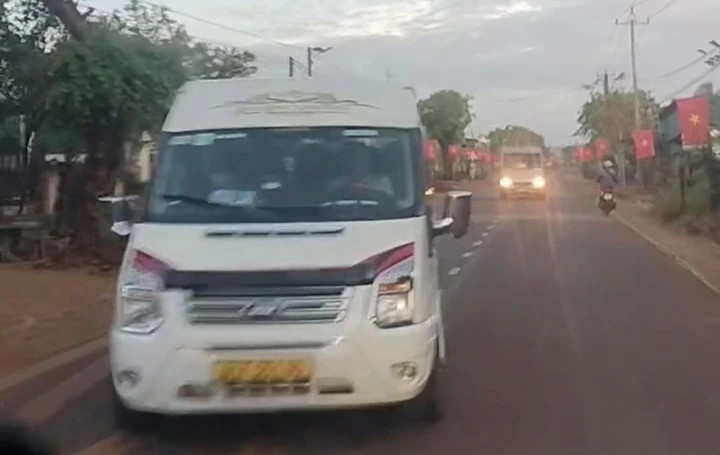 2 xe khách đối diện có hành vi tạt đầu, chặn xe có camera.