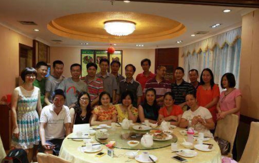 Bị khinh thường vì đi họp lớp trong bộ đồ công nhân, người đàn ông khiến bạn cũ xấu hổ bằng 1 hành động - Ảnh 1.