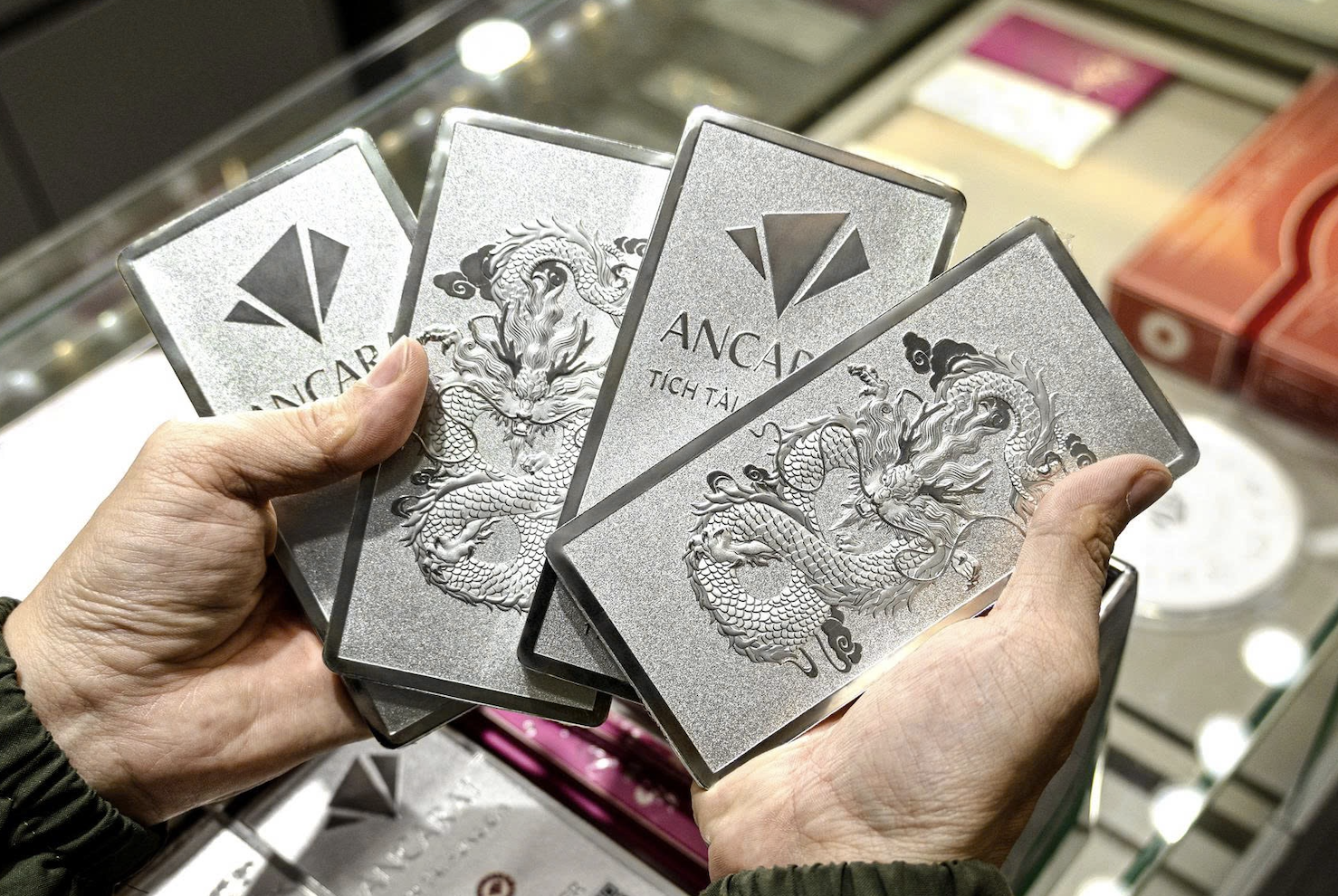 Giá bạc giảm nhanh chưa từng có, chỉ một ngày mất gần 21 triệu đồng/kg插图 gia bac