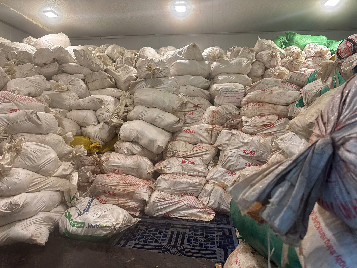 Hà Nội: Thu giữ hơn 60 tấn lòng lợn không rõ nguồn gốc tại kho đông lạnh插图1 12-kho-cap-dong-hang-chuc-tan-hang-hoa-trong-4-6-thang.jpg