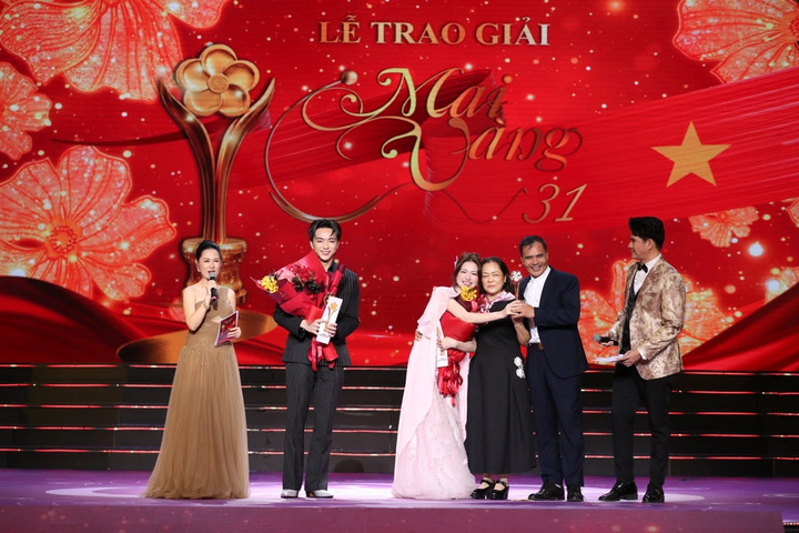 Màn nhận giải gây tranh cãi của Hoà Minzy.