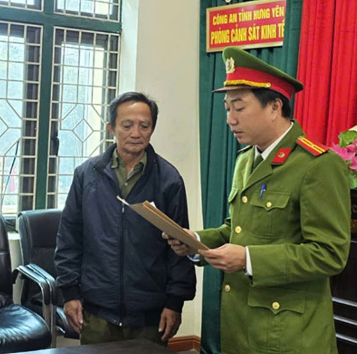 Khởi tố chủ cơ sở sản xuất mì chính giả nhãn hiệu nổi tiếng插图 Cơ quan điều tra tống đạt các quyết định khởi tố đối với bị can Nguyễn Viết Long liên quan việc sản xuất cả ngàn gói mì chính giả.