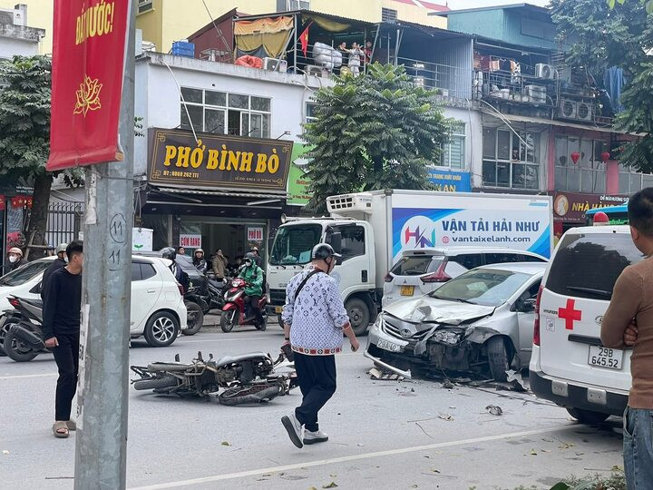 Hiện trường vụ tai nạn liên hoàn khiến 3 người bị thương.