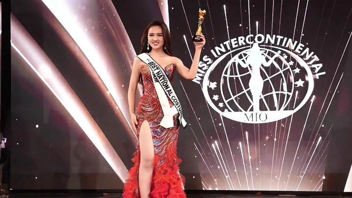 Ngoài ra, cô còn mang về giải thưởng phụ Best national costume (Trang phục dân tộc ấn tượng nhất