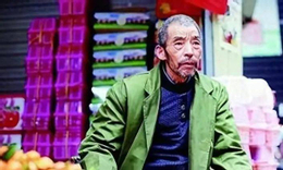 Tuổi già hạnh phúc của người đàn ông bán rau từng hai lần nhặt trẻ bị bỏ rơi bên thùng rác - Ảnh 1.