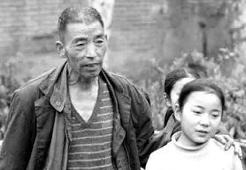 Tuổi già hạnh phúc của người đàn ông bán rau từng hai lần nhặt trẻ bị bỏ rơi bên thùng rác - Ảnh 2.