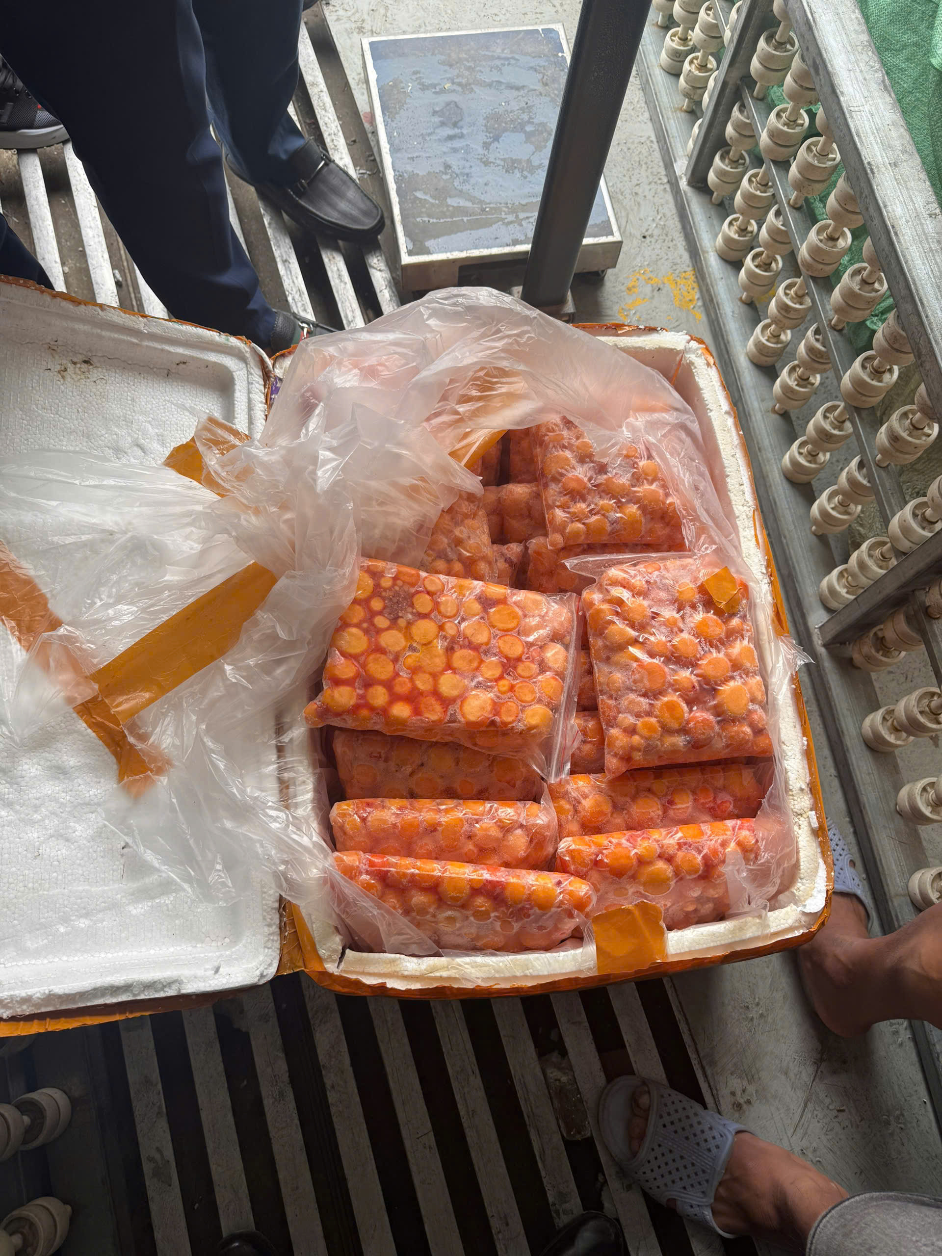 Hà Nội: Chặn đứng 3 xe container chở hơn 12 tấn 'đặc sản' sụn gà, trứng non không rõ nguồn gốc - Ảnh 2.