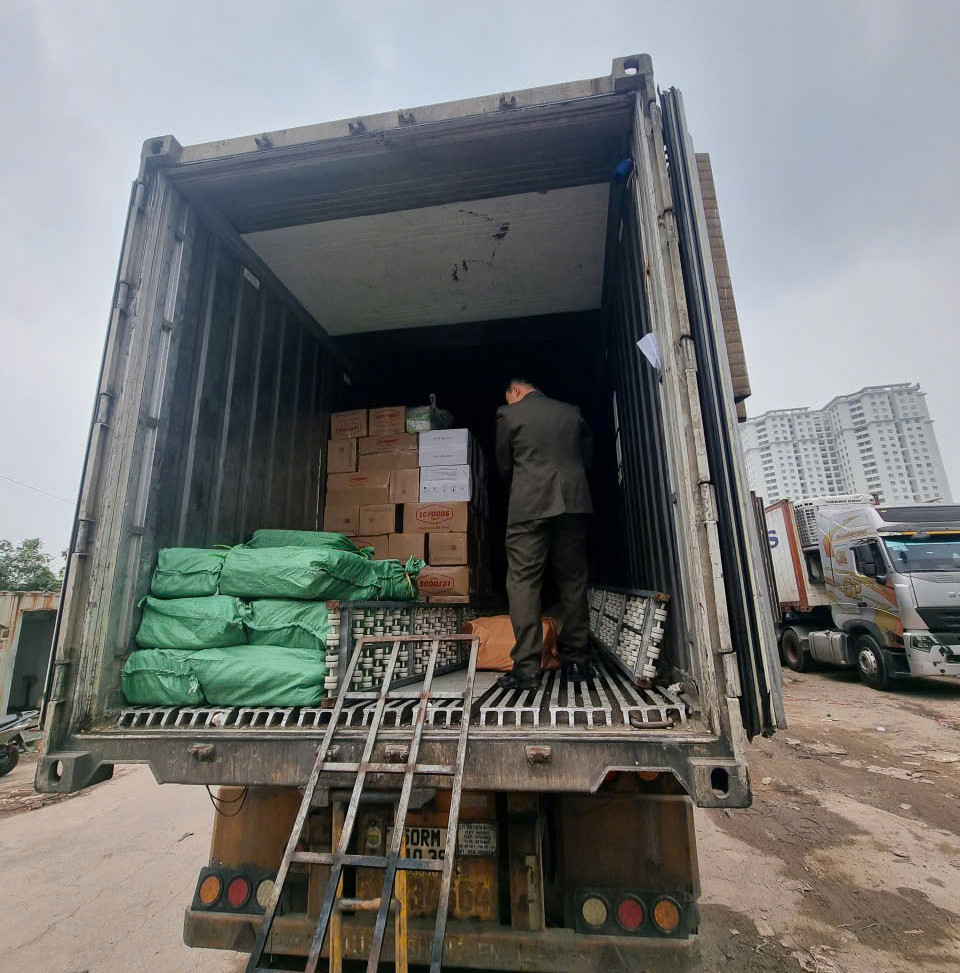 Hà Nội: Chặn đứng 3 xe container chở hơn 12 tấn 'đặc sản' sụn gà, trứng non không rõ nguồn gốc - Ảnh 1.