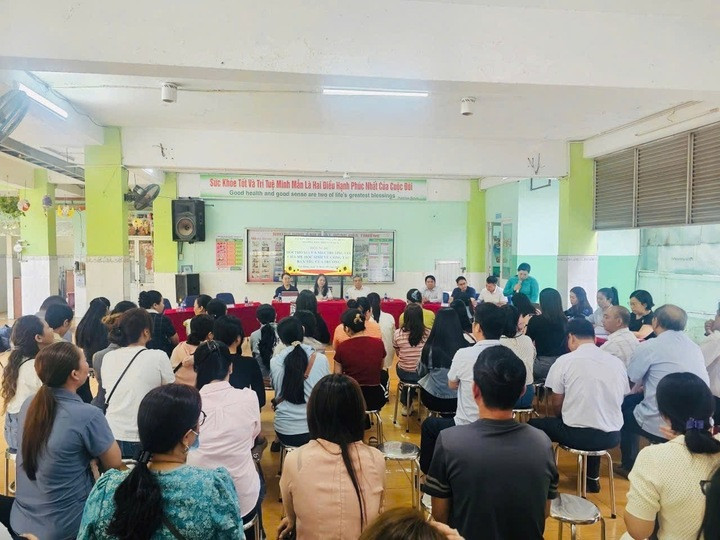 Hơn 100 phụ huynh Trường tiểu học Tân Quy đối thoại với lãnh đạo nhà trường về công tác tổ chức bán trú. (Ảnh: D.N)