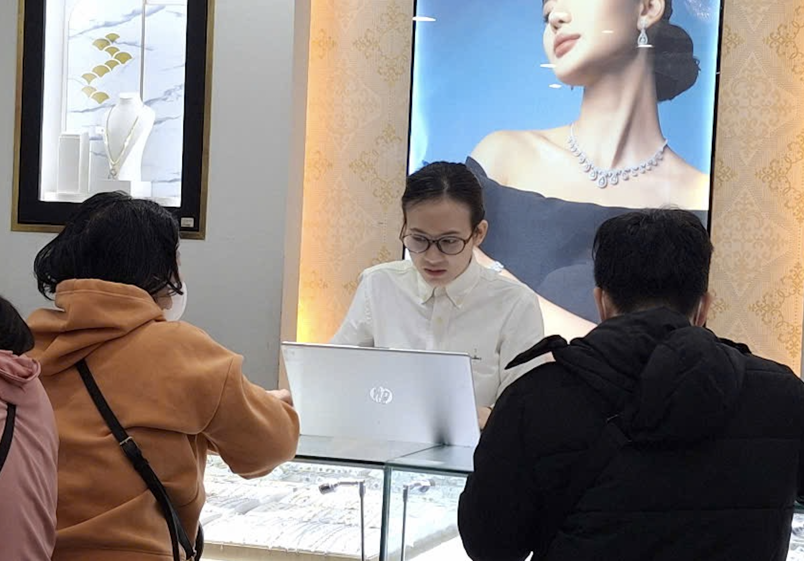 Chạy xếp hàng khắp nơi插图3 mua vang