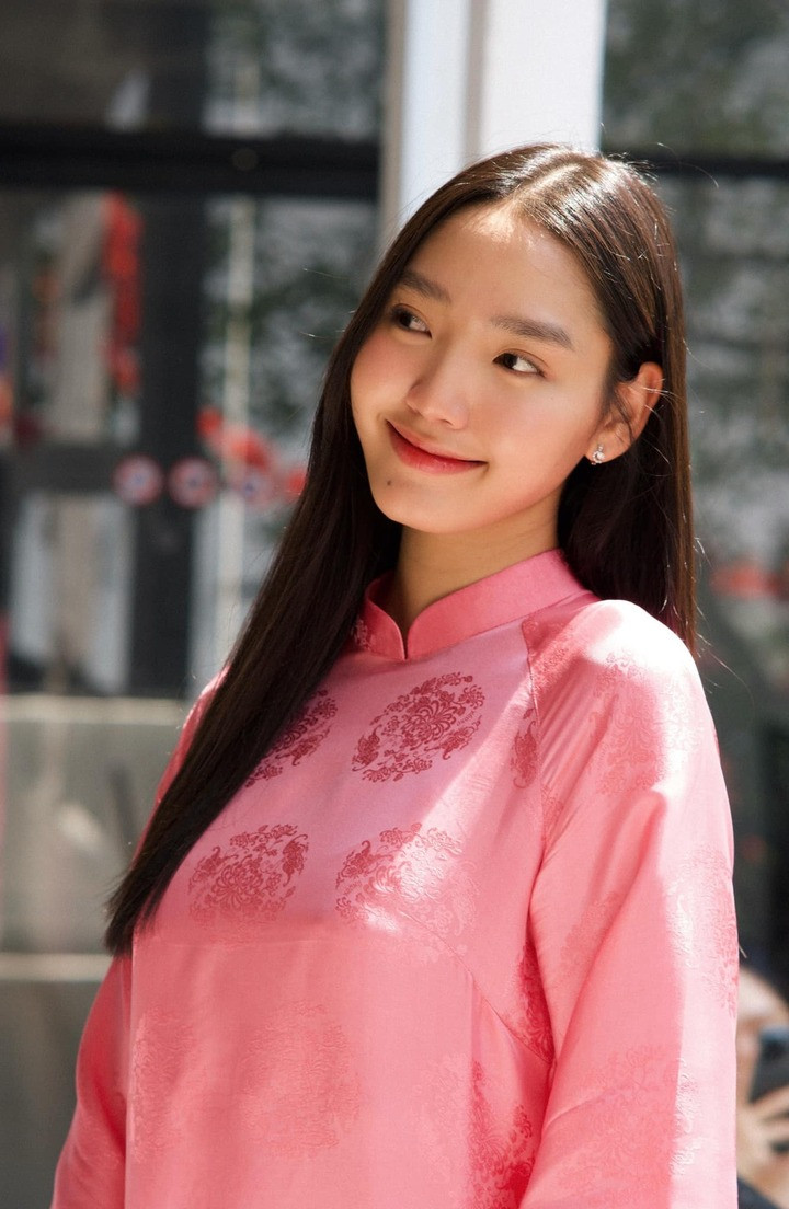 Minh Anh hiện theo học Phân hiệu Văn hóa, Nhạc viện TP.HCM. Những ngày quay xa, cô chuyển sang học online, tranh thủ thời gian rảnh trên phim trường để theo kịp bài vở.