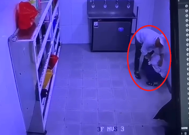 Nữ công nhân bị đồng nghiệp sàm sỡ trong nhà vệ sinh gây xôn xao插图 sam-so-1.png