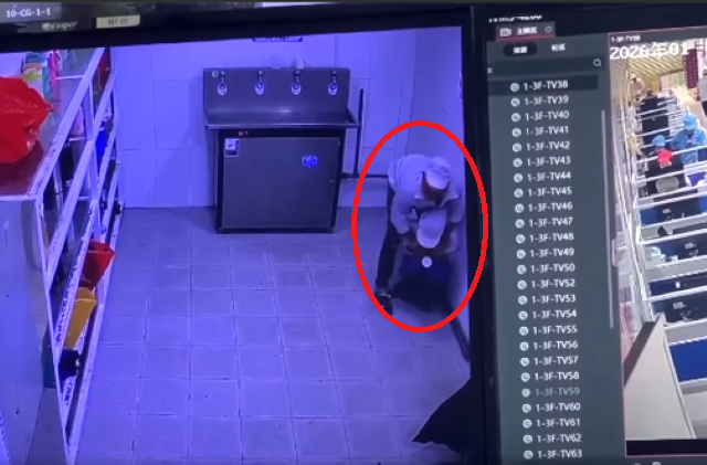 Nữ công nhân bị đồng nghiệp sàm sỡ trong nhà vệ sinh gây xôn xao插图1 sam-so.png