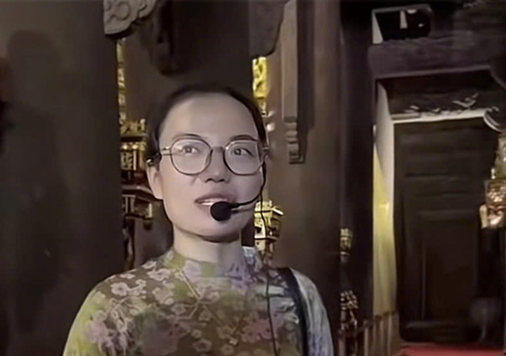 Nữ hướng dẫn viên có những phát ngôn sai lầm về nhà Tây Sơn trong lúc làm nhiệm vụ hướng dẫn cho du khách tham quan tại di tích Lam Kinh. (Ảnh cắt từ clip)