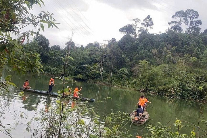 Lực lượng chức năng cùng người dân địa phương tìm kiếm nạn nhân. (Ảnh: Đ.T)